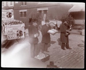 Vista dei venditori ambulanti che vendono fichi e altri beni vicino alla 6th Avenue, New York, c.1903 (stampa al gelatino d